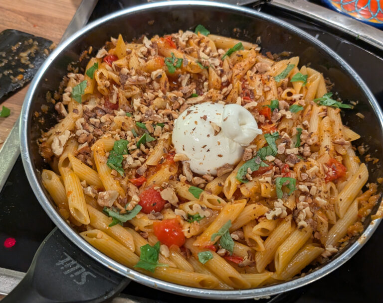 Pasta mit Kirschtomaten, Anchovis, Walnüssen und Zitronenschale